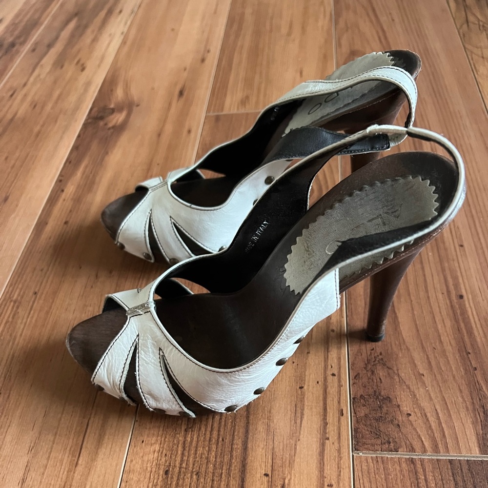 Used White Wooden Aldo Shoes size 7